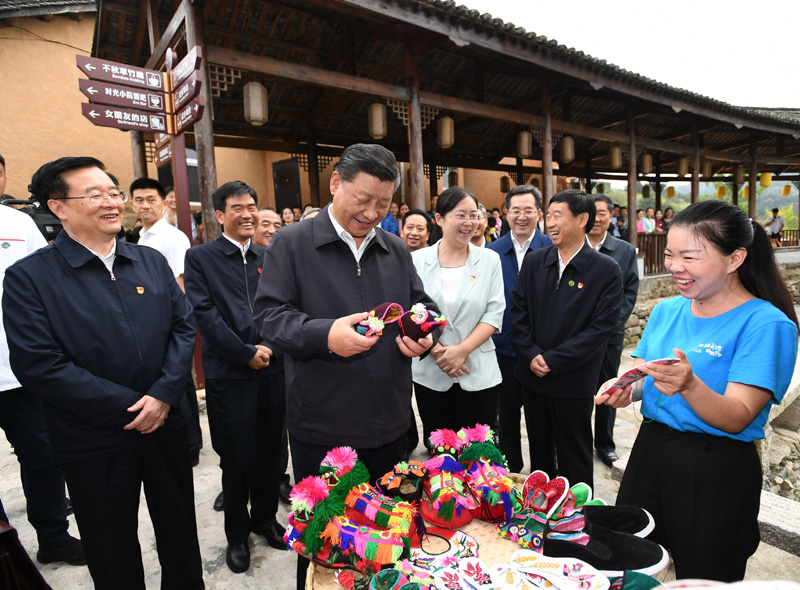 　　9月16日至18日，中共中央總書記、國家主席、中央軍委主席習近平在河南考察。這是16日下午，習近平在信陽市新縣田鋪鄉(xiāng)田鋪大塆考察調(diào)研。 新華社記者 謝環(huán)馳 攝