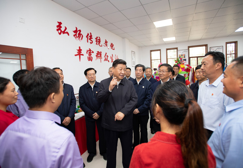 9月16日至18日，中共中央總書記、國家主席、中央軍委主席習近平在河南考察。這是17日上午，習近平在信陽市光山縣文殊鄉(xiāng)東岳村文化接待中心，同當?shù)孛撠氈赂粠ь^人親切交流，勉勵他們帶動更多鄉(xiāng)親們致富。新華社記者 謝環(huán)馳 攝