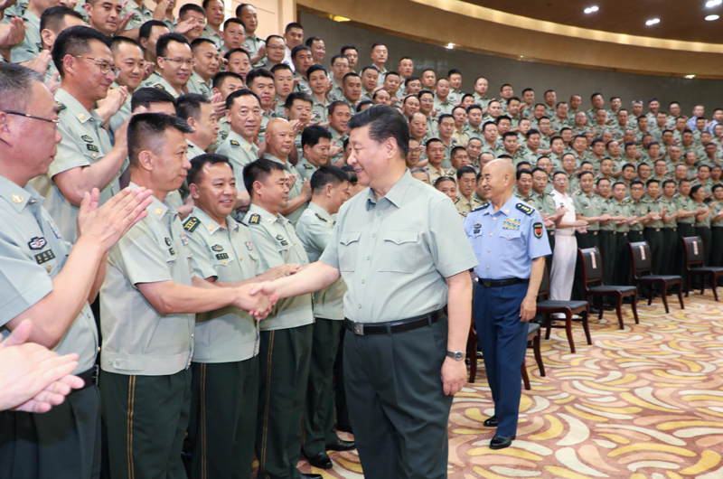 7月15日至16日，中共中央總書記、國家主席、中央軍委主席習(xí)近平在內(nèi)蒙古考察并指導(dǎo)開展“不忘初心、牢記使命”主題教育。這是16日上午，習(xí)近平在呼和浩特親切接見駐內(nèi)蒙古部隊(duì)副師職以上領(lǐng)導(dǎo)干部和團(tuán)級單位主官，代表黨中央和中央軍委向駐內(nèi)蒙古部隊(duì)全體官兵致以誠摯問候。