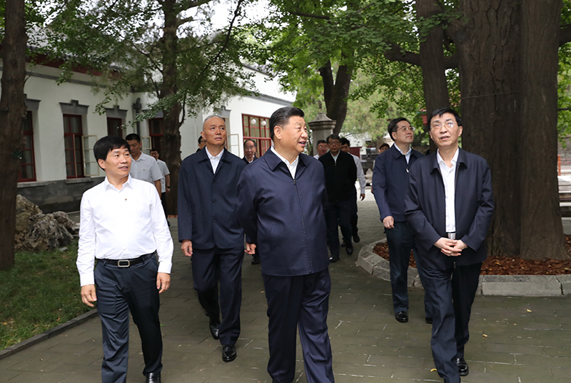 9月12日，中共中央總書記、國家主席、中央軍委主席習(xí)近平視察中共中央北京香山革命紀(jì)念地。這是習(xí)近平瞻仰雙清別墅。