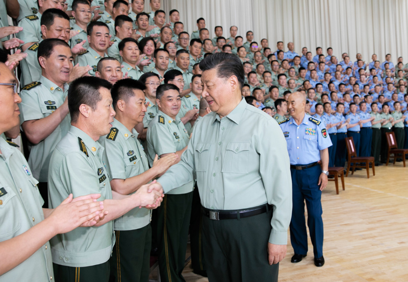 8月22日，中共中央總書記、國家主席、中央軍委主席習(xí)近平到空軍某基地視察。這是習(xí)近平親切接見駐甘肅部隊(duì)副師職以上領(lǐng)導(dǎo)干部和團(tuán)級(jí)單位主官。