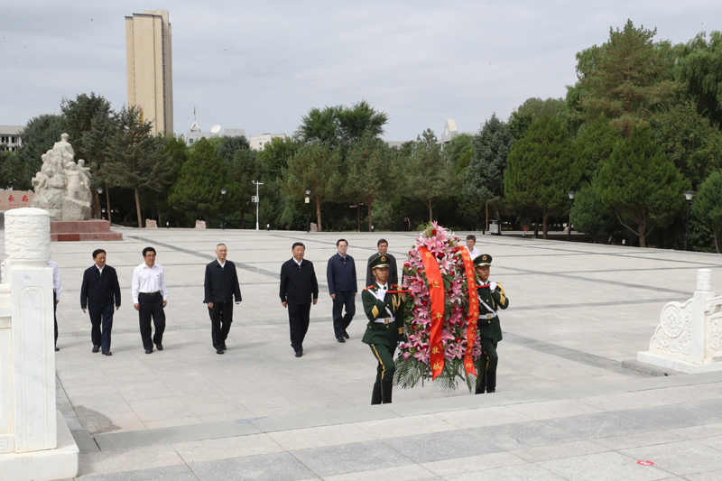 8月19日至22日，中共中央總書(shū)記、國(guó)家主席、中央軍委主席習(xí)近平在甘肅考察。這是20日上午，習(xí)近平來(lái)到張掖市高臺(tái)縣，瞻仰中國(guó)工農(nóng)紅軍西路軍紀(jì)念碑，向革命先烈敬獻(xiàn)花籃。