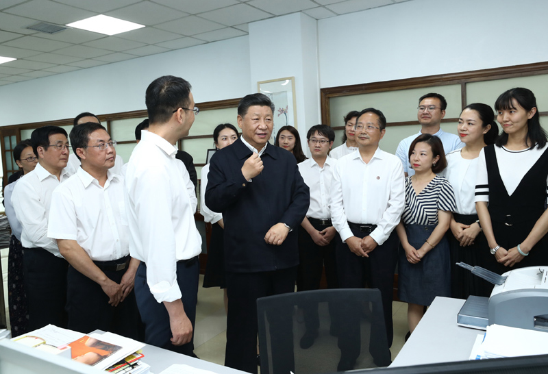 8月19日至22日，中共中央總書(shū)記、國(guó)家主席、中央軍委主席習(xí)近平在甘肅考察。這是21日下午，習(xí)近平在《讀者》編輯部同工作人員交流，勉勵(lì)他們?yōu)槿嗣裉峁└鄡?yōu)秀精神食糧。